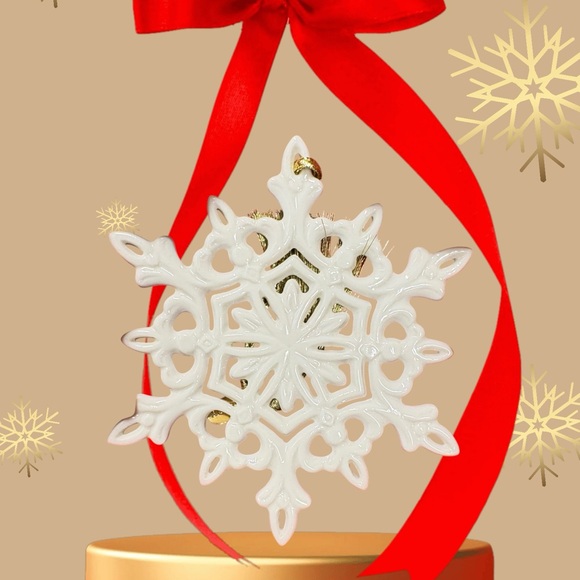 LENOX 2009 Annual White Snowflake Ornament - Picture 1 of 3